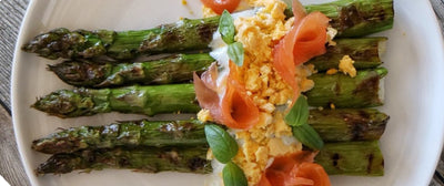 Asparagi grigliati con uovo mimosa, salmone e salsa allo yogurt