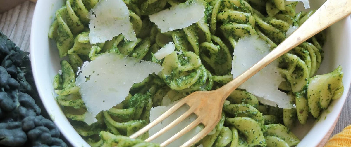 Fusilloni con Pesto di Cavolo Nero, Pecorino e Frutta Secca